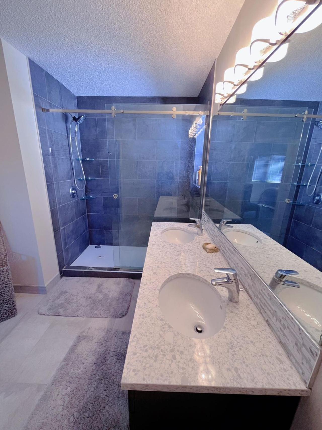 Best Garden House&3 Mins Bus Station Close C-Train&Free Parking YYC Værelse billede